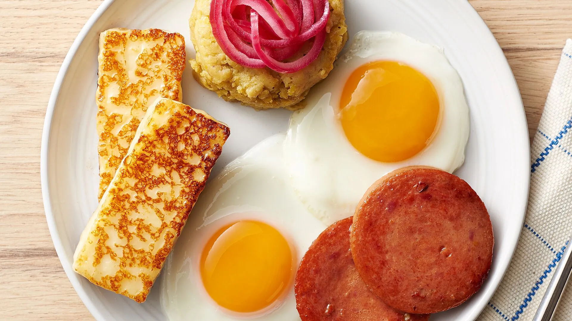 Mangú — Los Tres Golpes: Huevo, Salami y Queso Frito